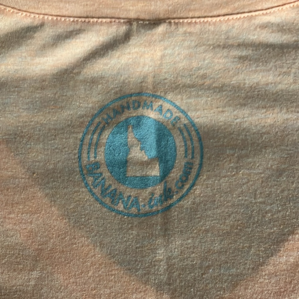 Banana Ink - women’s medium peach color v-neck - Picture 3 of 6